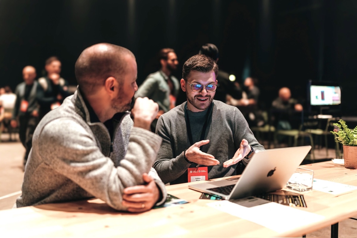 Volkan speaking with attendees at Vue Amsterdam 2025